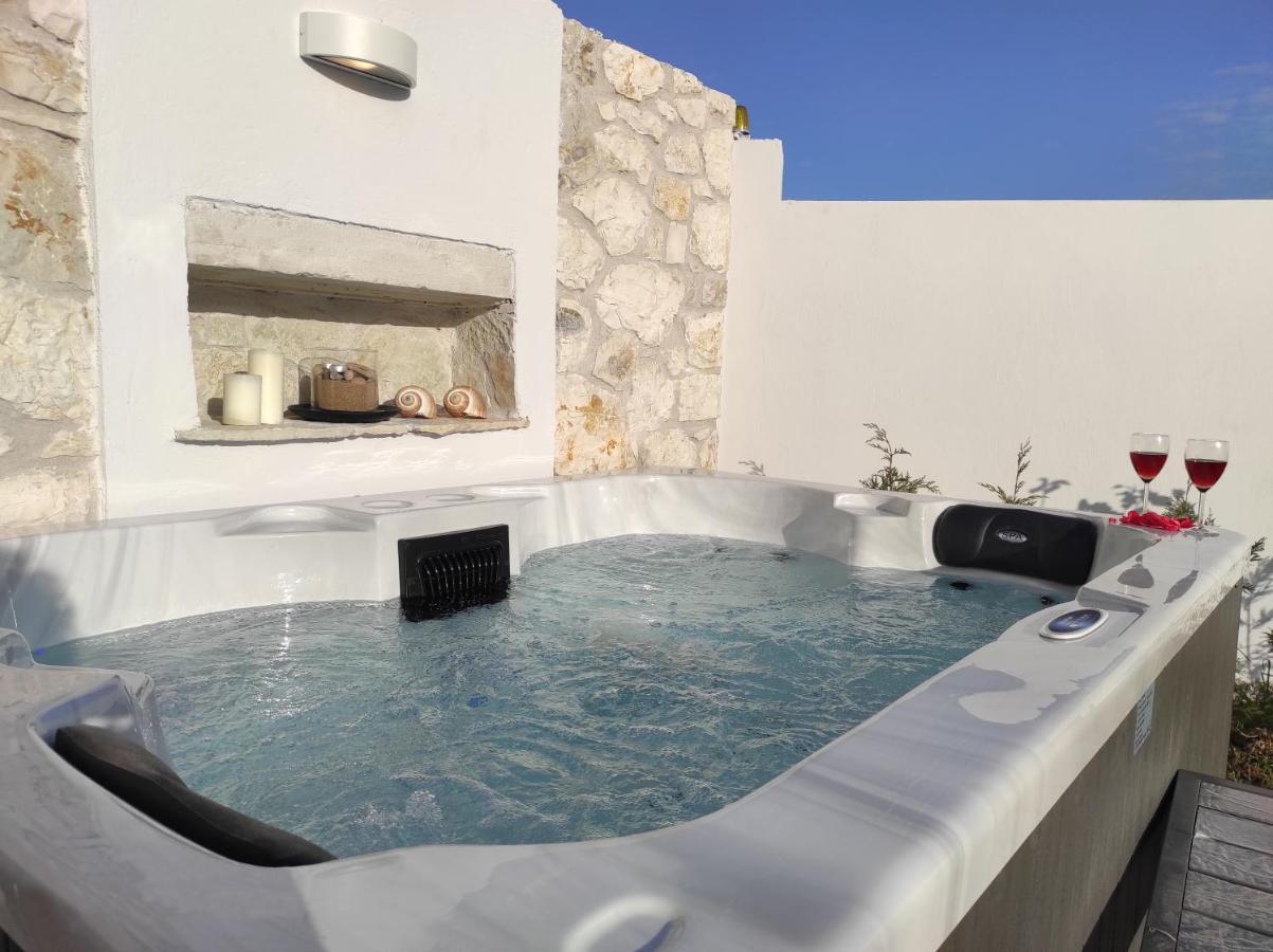 Estia - Private Jacuzzi Next To The